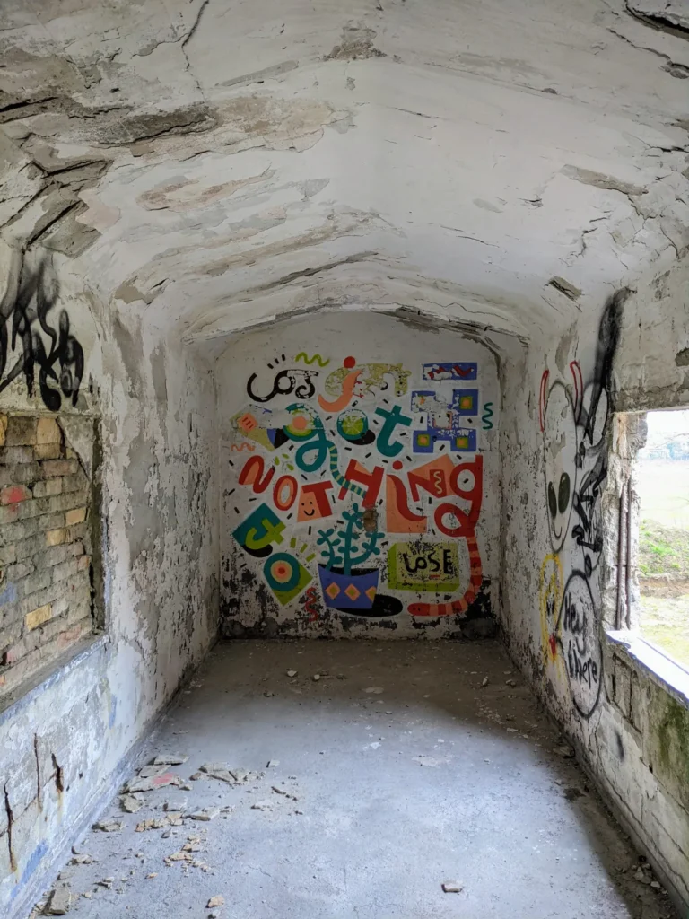 Nische mit bunten Schriftzügen im Heeresbekleidungshauptamt Bernau
