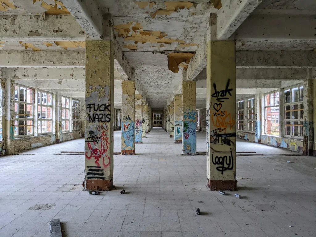 Pfeilersaal mit Graffiti im Heeresbekleidungshauptamt Bernau
