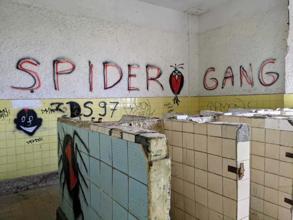Raum mit dem Schriftzug „Spider Gang“ und kleinen Figuren im Heeresbekleidungshauptamt Bernau