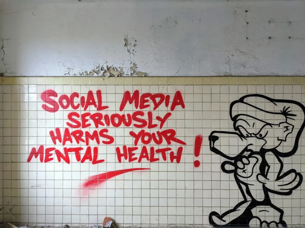 Schriftzug über Social Media an einer Wand im Heeresbekleidungshauptamt Bernau