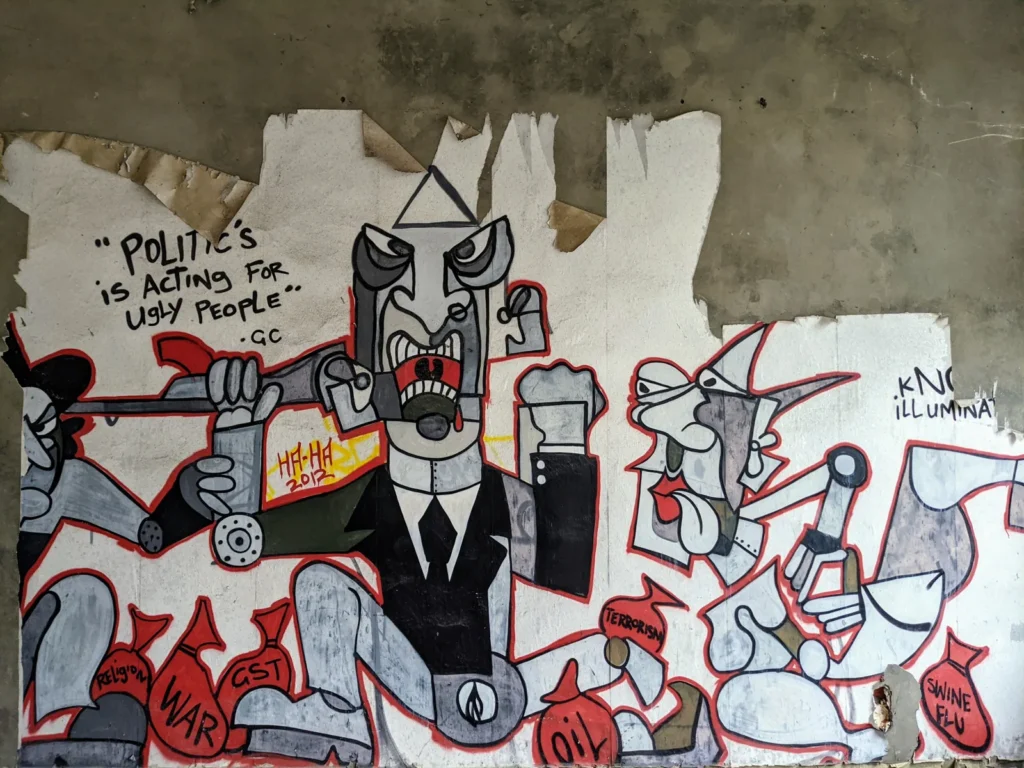 Wandbild mit dem Schriftzug „Politic’s is acting for ugly people“ im Heeresbekleidungshauptamt Bernau