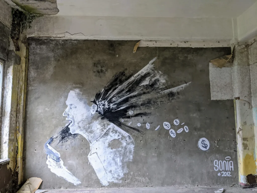 Weiße Figur an einer Wand, signiert „Sonia 2012“, im Heeresbekleidungshauptamt Bernau