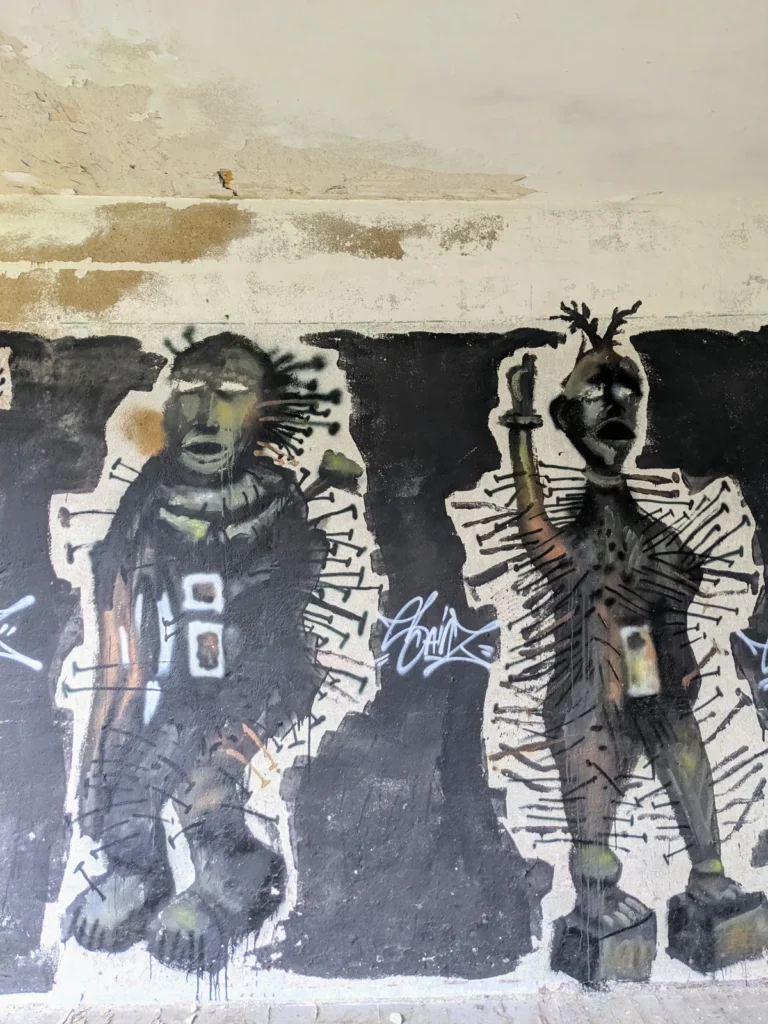 Zwei schwarz-weiße Figuren als Wandbild im Heeresbekleidungshauptamt Bernau