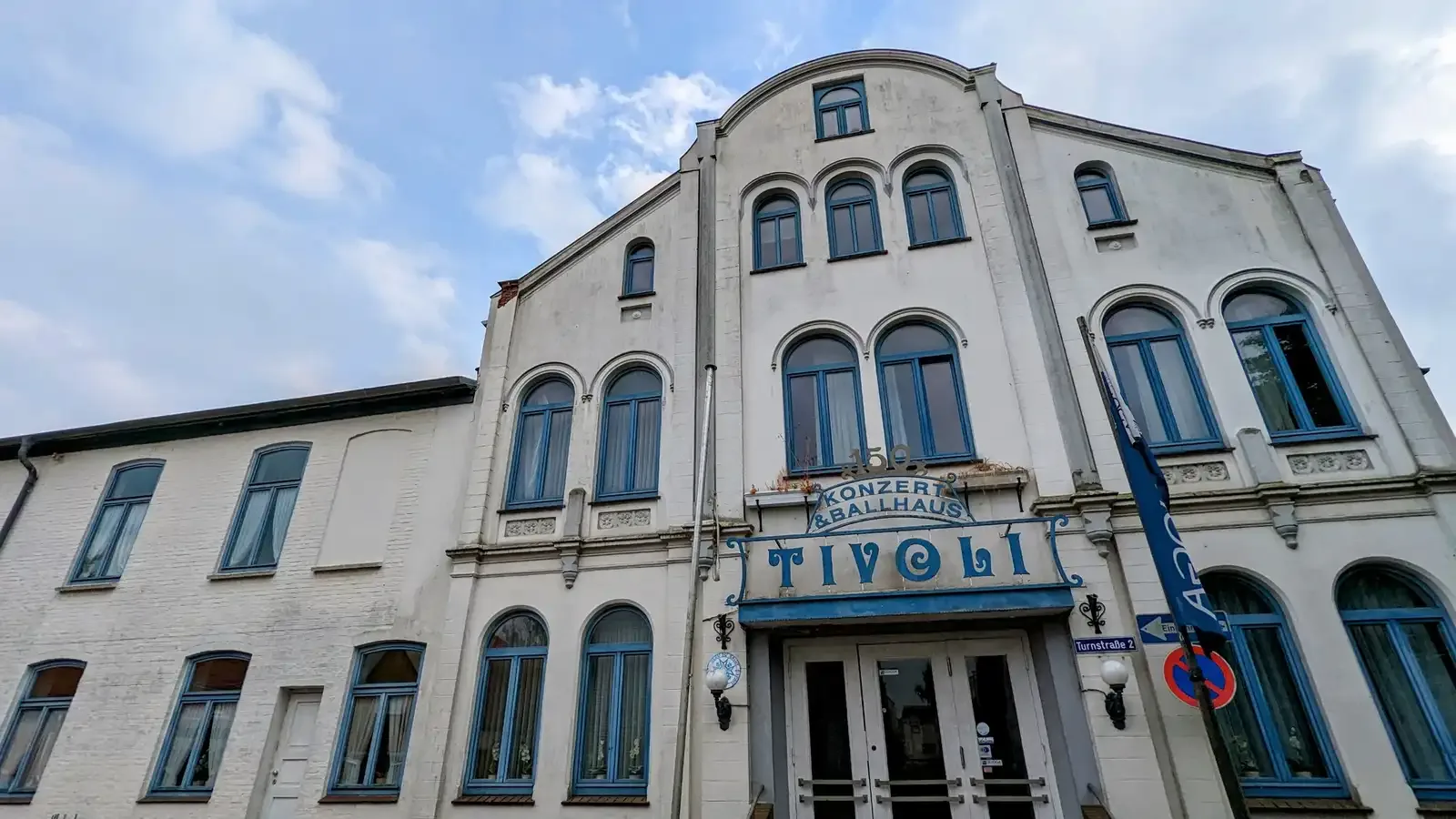 Fassade des Konzert- und Ballhauses Tivoli in Heide mit blauer Aufschrift über dem Eingang