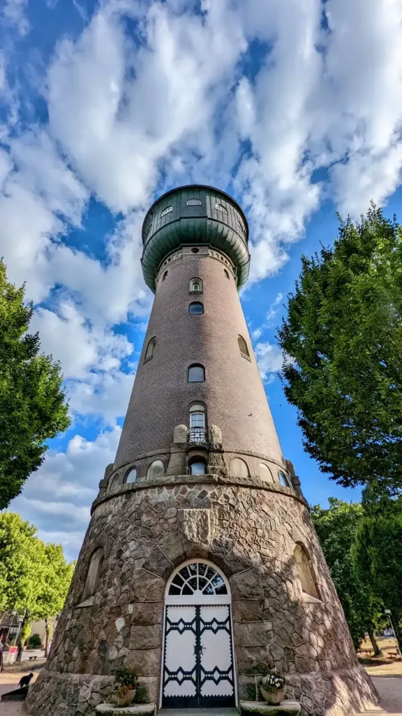 Wasserturm in Heide mit Natursteinsockel, Backsteinschaft und grüner Haube