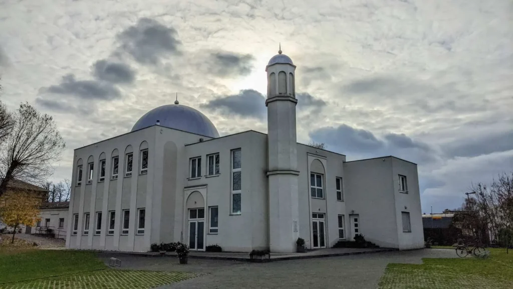 Weißer Moscheebau mit blauer Kuppel und Minarett, Khadija-Moschee in Heinersdorf