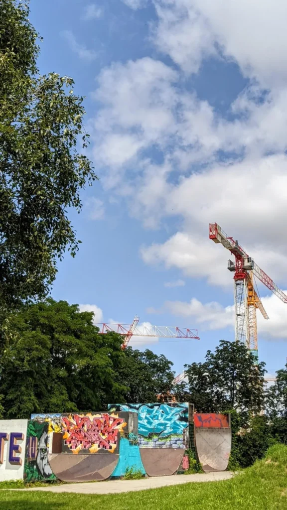 Bunt besprühte Skateanlage im Liberty-Park Hellersdorf, dahinter ein Baukran