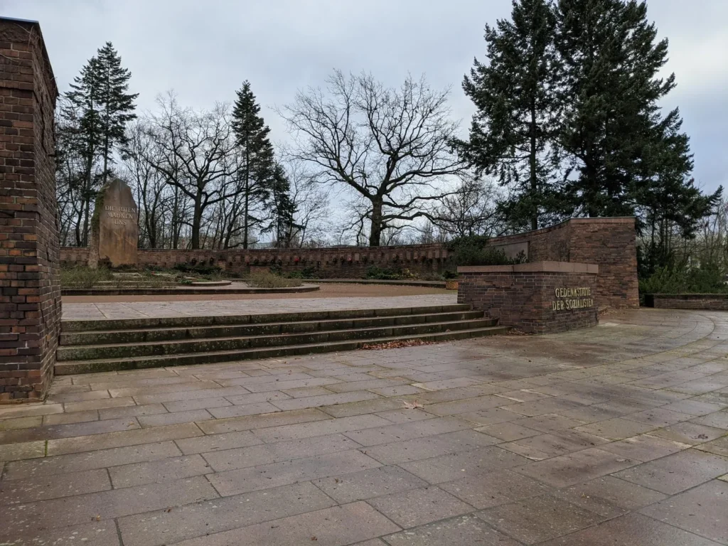 Treppe und Klinkermauer am Eingang der Gedenkstätte der Sozialisten auf dem Zentralfriedhof Friedrichsfelde