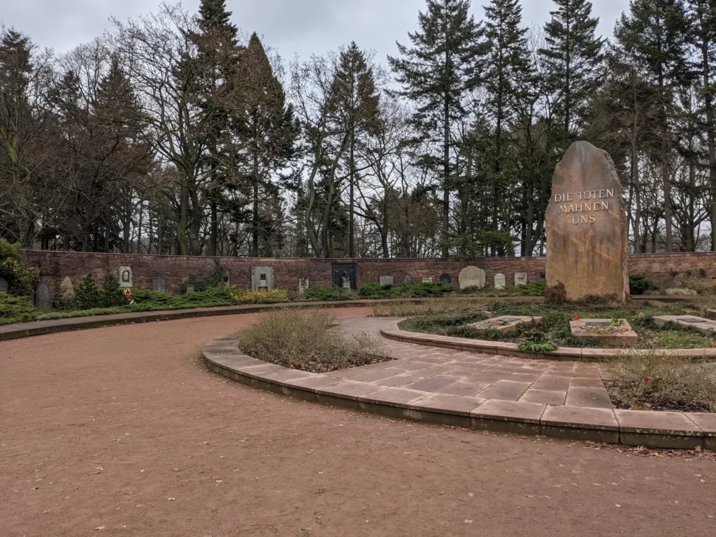 Rondell der Gedenkstätte der Sozialisten auf dem Zentralfriedhof Friedrichsfelde mit dem Gedenkstein Die Toten mahnen uns und der Ringmauer