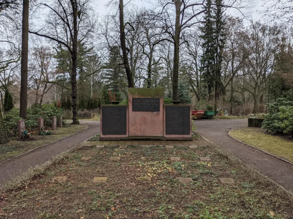 Gedenkanlage für die Opfer des Schiffsunglücks vom 5. Juli 1951 auf dem Zentralfriedhof Friedrichsfelde mit Namenstafeln aus Bronze