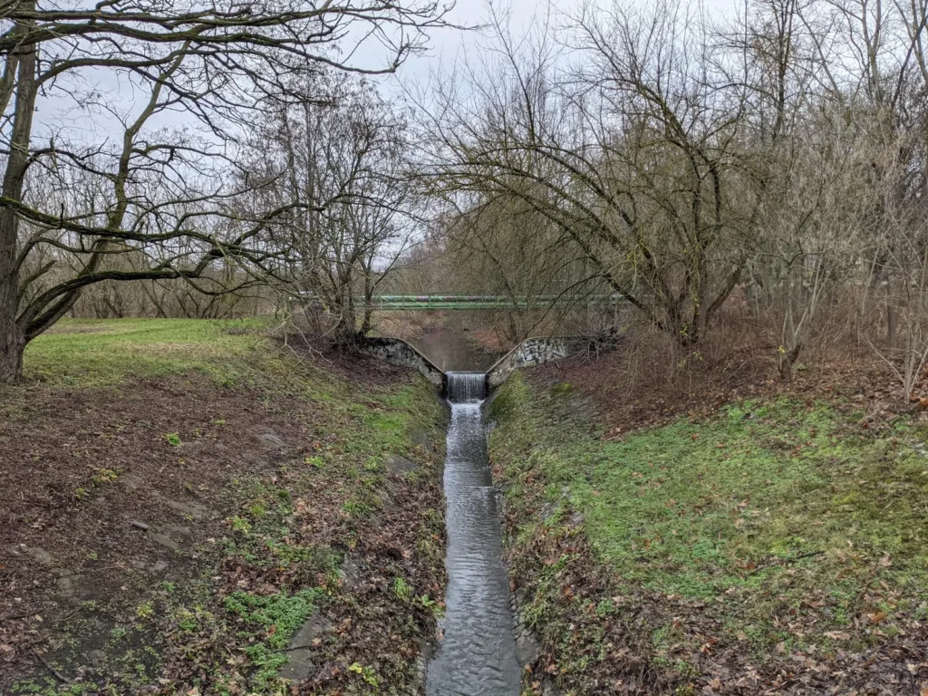Kleiner Wasserfall im Friedrichsfelde-Lichtenberger Grenzgraben am Rand des Landschaftsparks Herzberge in Berlin