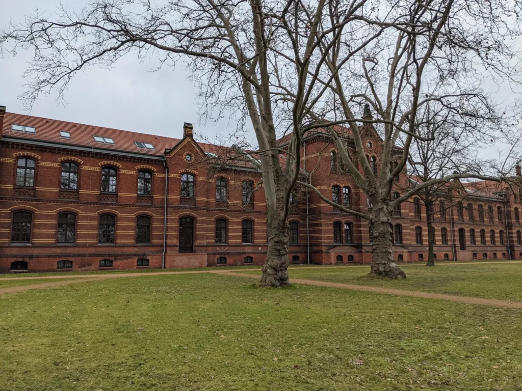Klinkerbau der ehemaligen Heil- und Pflegeanstalt Herzberge mit Rundbogenfenstern, Krankenhaus Königin Elisabeth Herzberge in Berlin-Lichtenberg