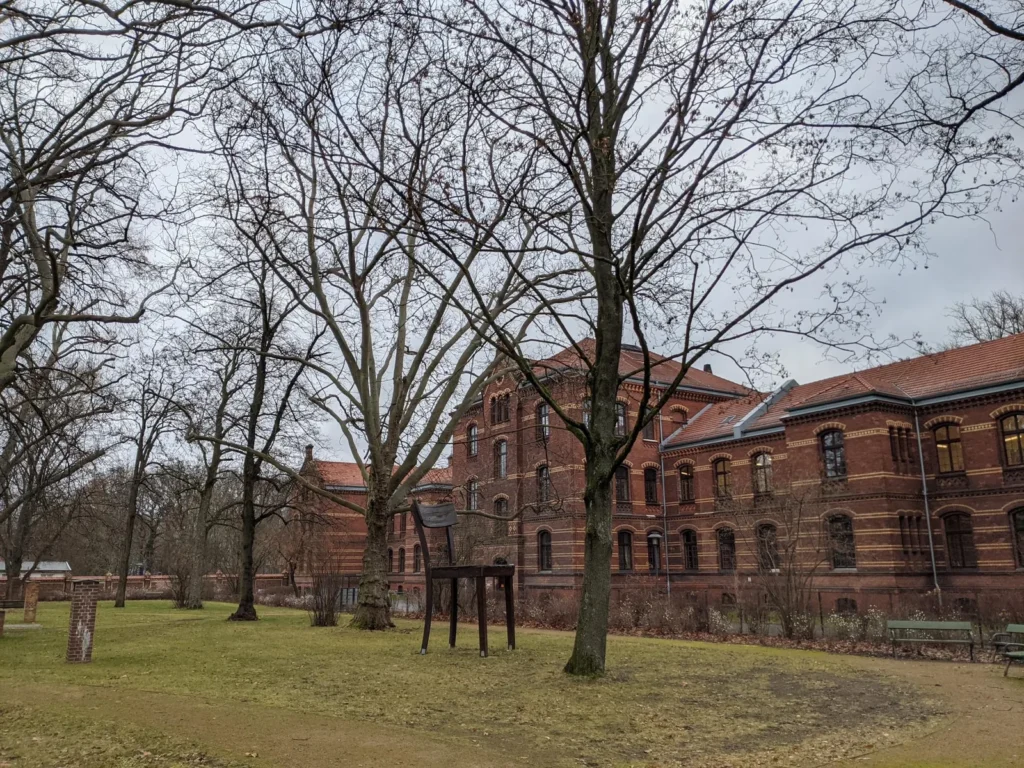Pavillonbauten aus rotem Klinker im Park des Krankenhauses Königin Elisabeth Herzberge in Berlin-Lichtenberg
