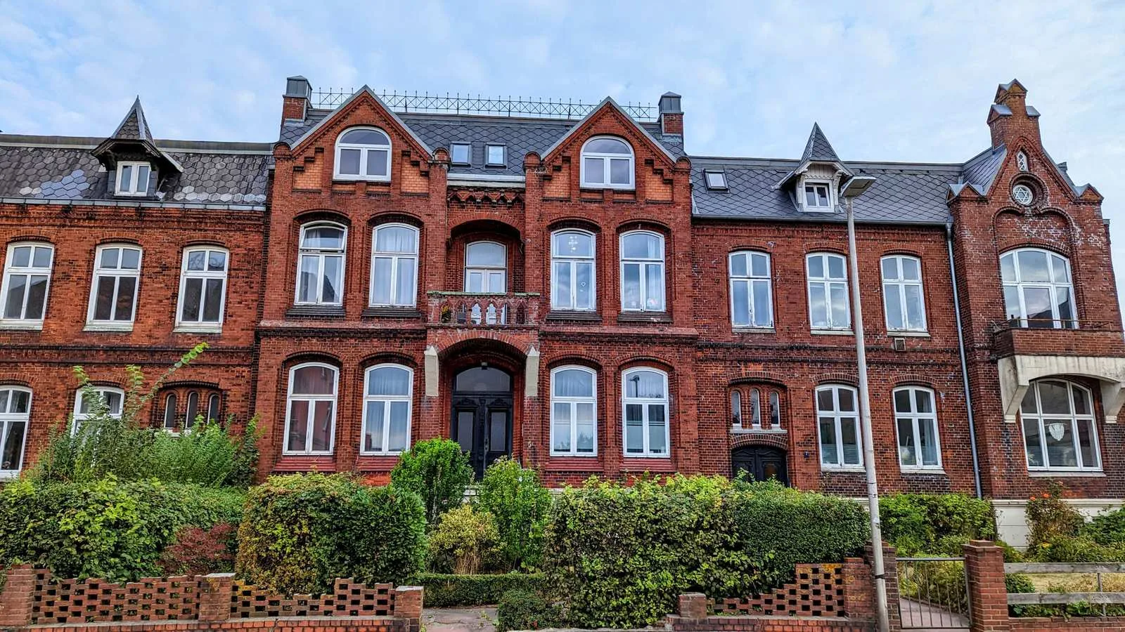 Rotes Backsteinhaus mit Giebeln und Erker in Husum