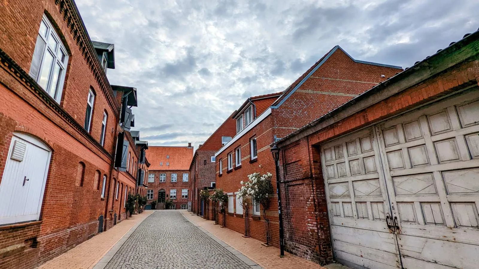 Backsteingasse mit Kopfsteinpflaster in Husum