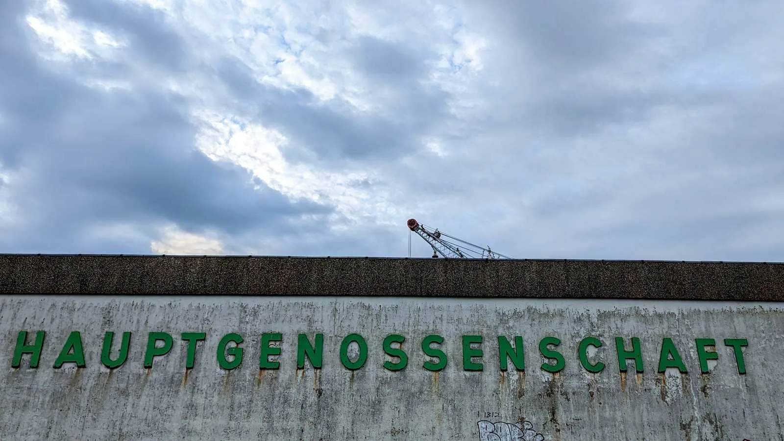 Betonmauer mit dem Schriftzug Hauptgenossenschaft am Hafen in Husum