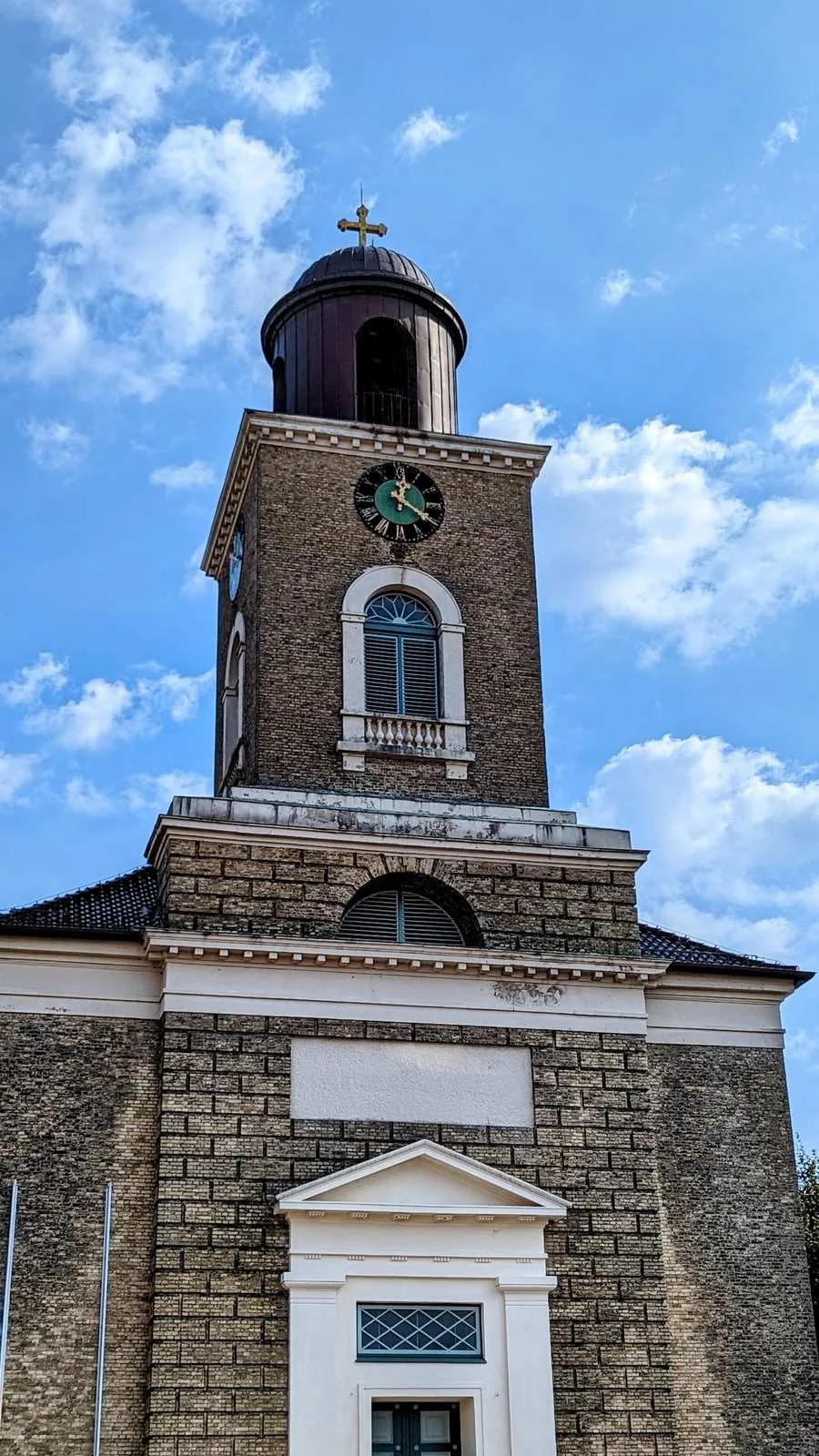 Turm der Marienkirche in Husum mit Uhr und runder Haube