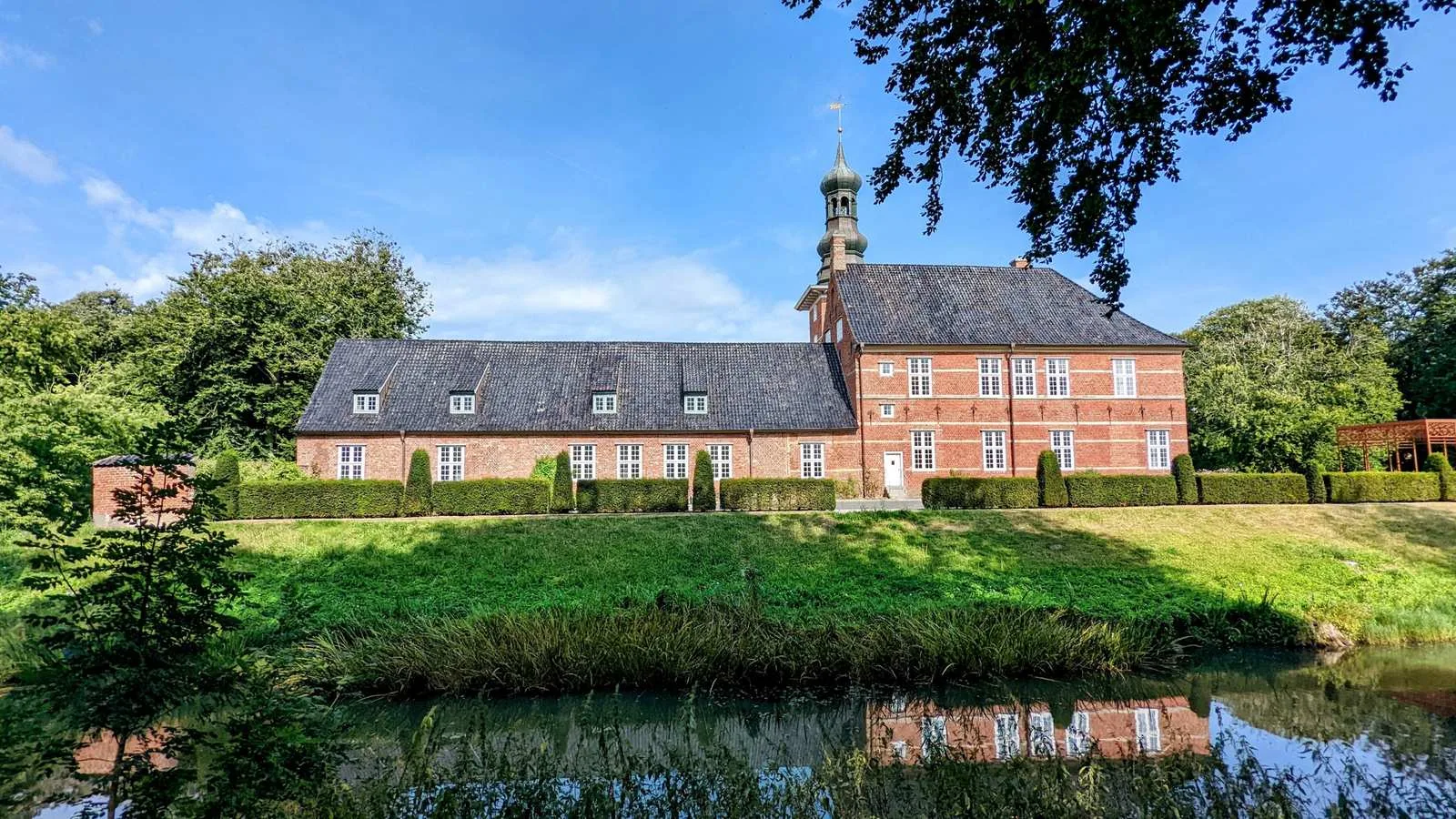 Schloss vor Husum mit Wassergraben und Backsteinfassade
