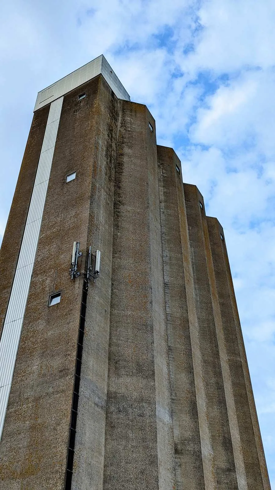 Hohes Betonsilo am Hafen in Husum