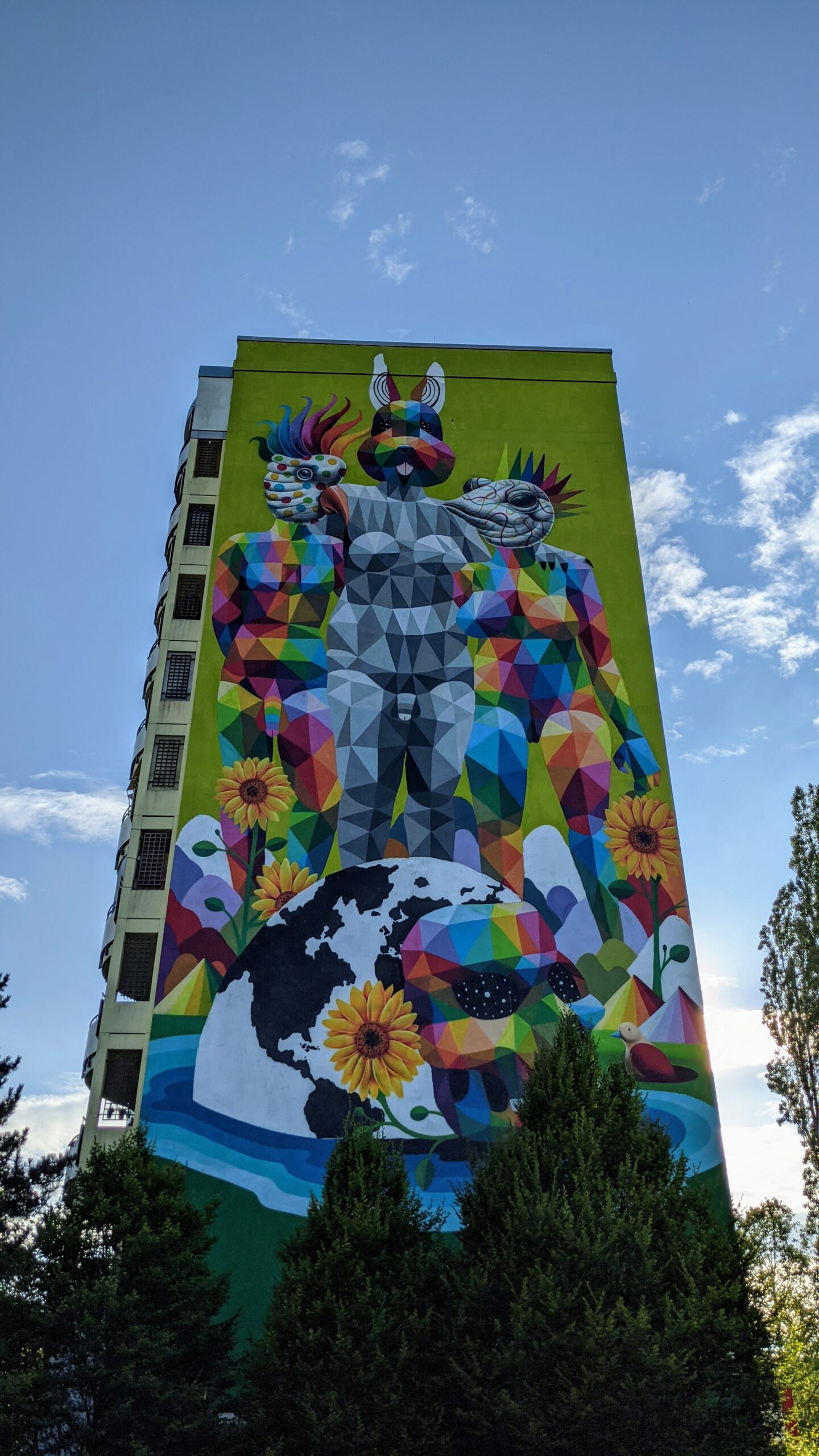 Okuda San Miguel: Bunte Mischwesen am Murtzaner Ring in Marzahn