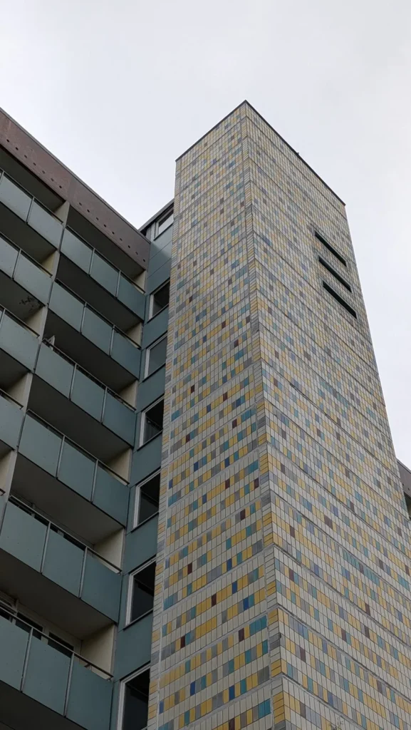 Fliesenverkleideter Aufzugsturm des Mittelganghauses in Berlin-Friedrichsfelde, von unten gesehen