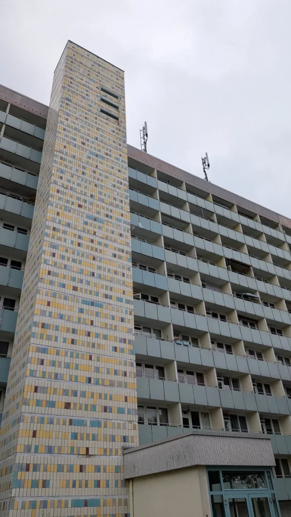 Aufzugsturm und Eingang des Mittelganghauses an der Schwarzmeerstraße in Berlin-Friedrichsfelde