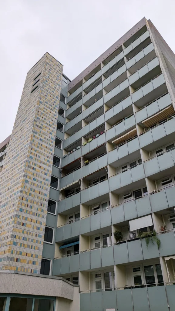 Mittelganghaus an der Schwarzmeerstraße in Berlin-Friedrichsfelde mit Aufzugsturm und langen Balkonreihen