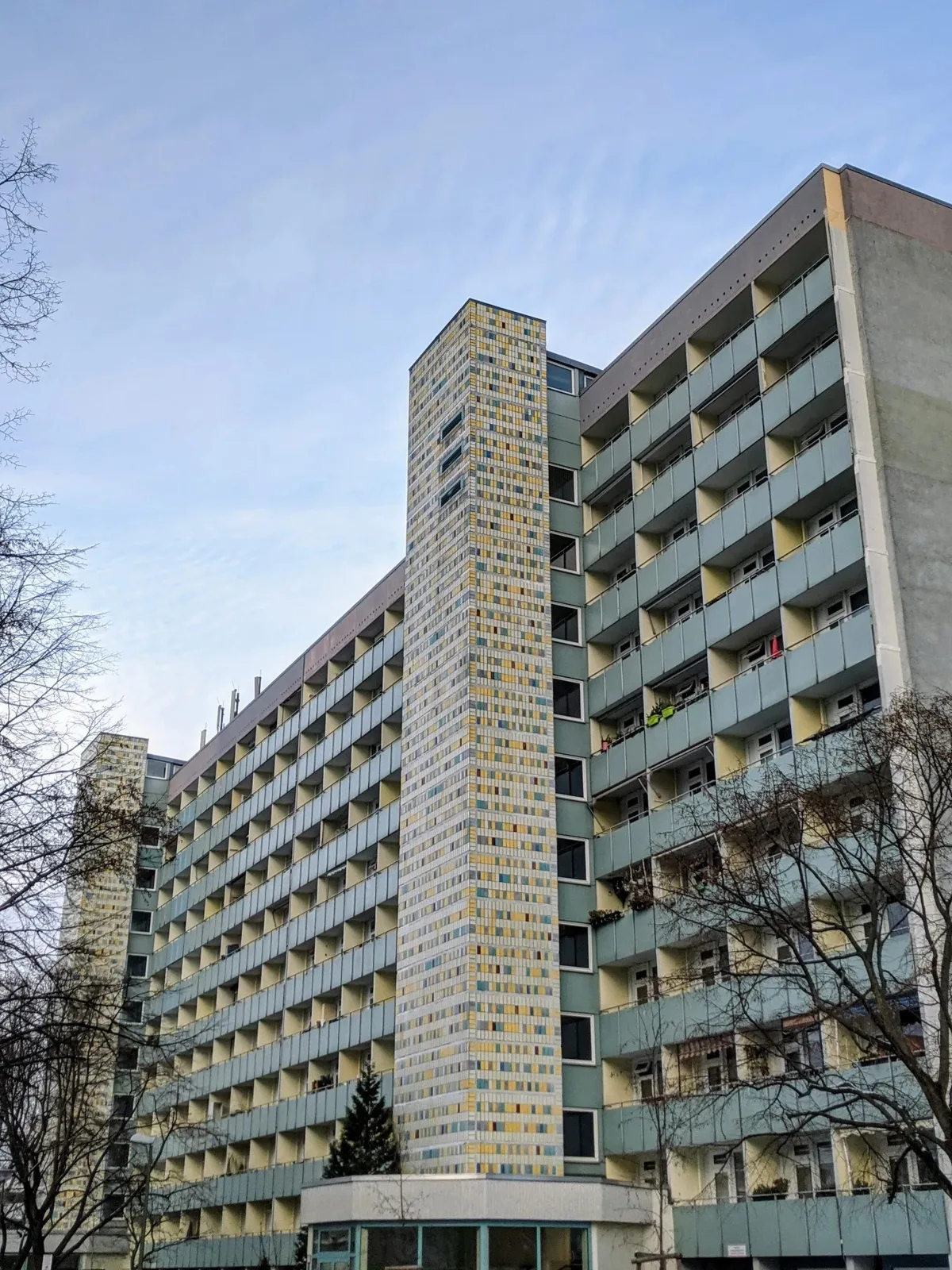 Aufzugsturm des Mittelganghauses an der Schwarzmeerstraße in Berlin-Friedrichsfelde, verkleidet mit kleinen farbigen Fliesen