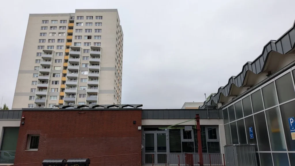 Rückseite der Schwimmhalle an der Sewanstraße in Berlin-Friedrichsfelde mit Hochhaus im Hintergrund
