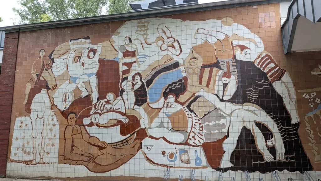 Keramikwandbild Mensch und Natur an der Schwimmhalle Sewanstraße in Berlin-Friedrichsfelde