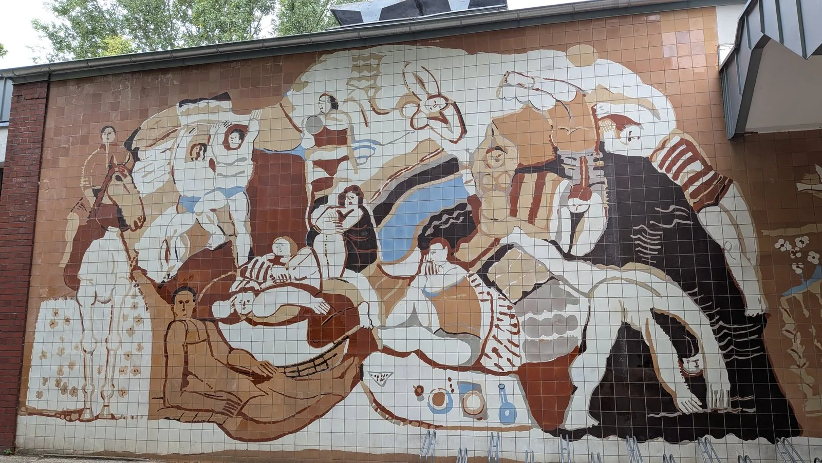 Keramikwandbild Mensch und Natur an der Schwimmhalle Sewanstraße in Berlin-Friedrichsfelde