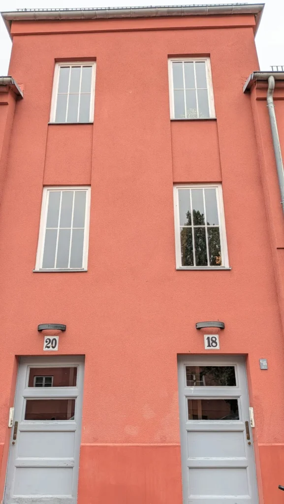 Hauseingänge der Splanemann-Siedlung in Berlin-Friedrichsfelde mit grauen Türen