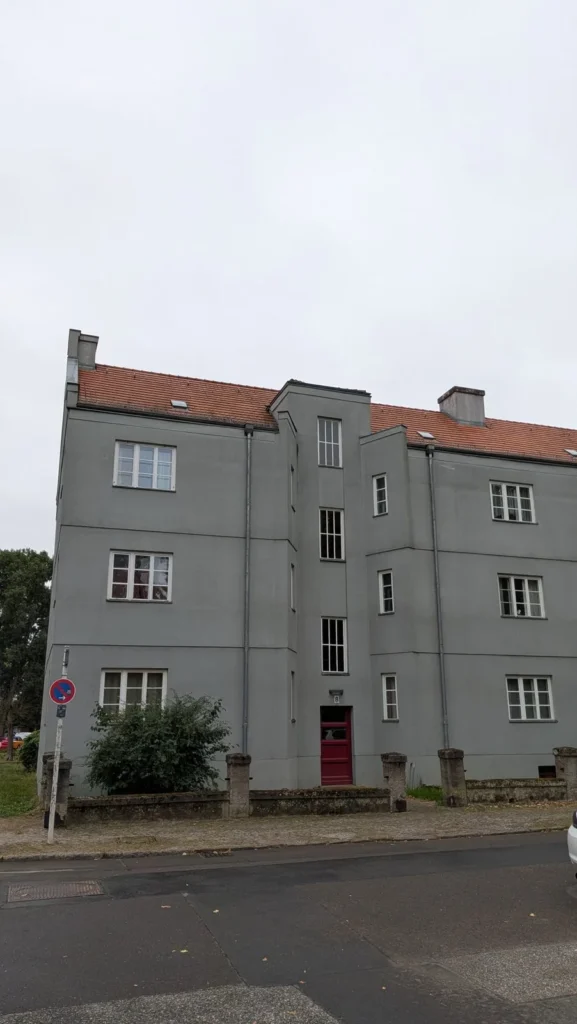 Graues Haus der Splanemann-Siedlung in Berlin-Friedrichsfelde mit abgestuften Giebelfronten