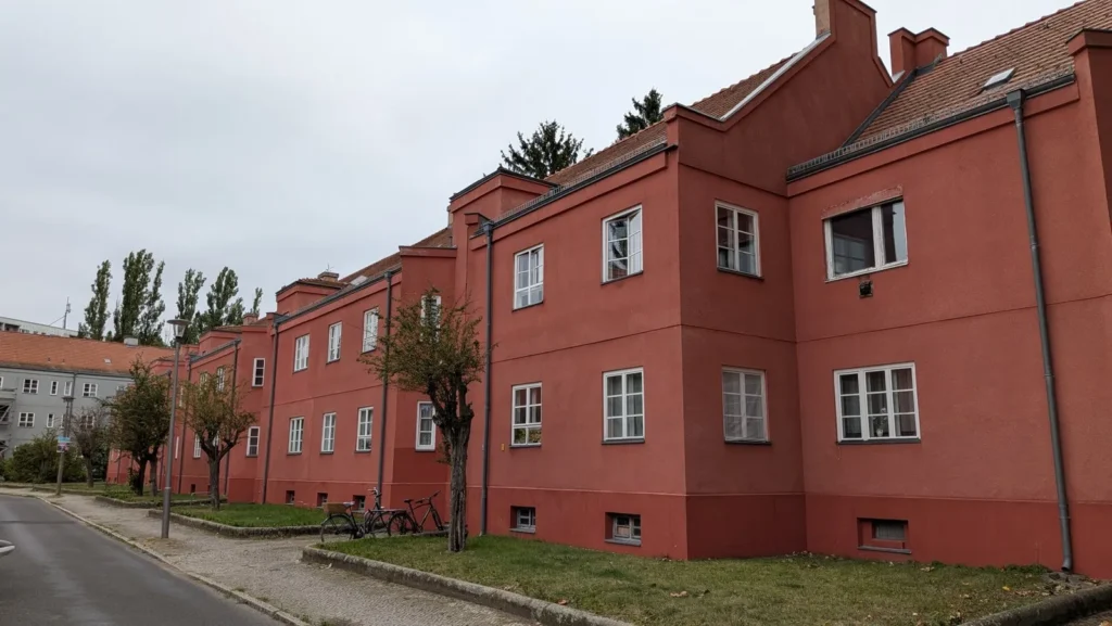 Rote Gebäudegruppe der Splanemann-Siedlung in Berlin-Friedrichsfelde