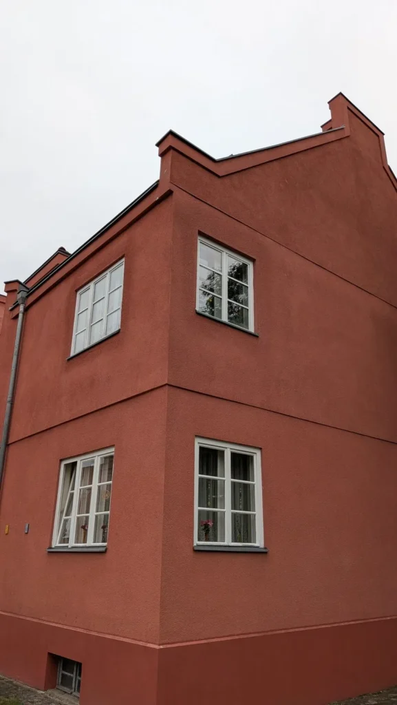 Rot gestrichenes Wohnhaus der Splanemann-Siedlung in Berlin-Friedrichsfelde mit Stufengiebel