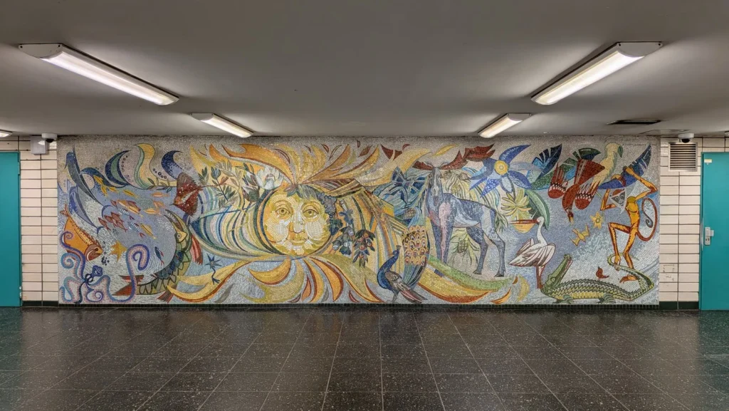 Farbiges Wandmosaik im U-Bahnhof Tierpark in Berlin-Friedrichsfelde