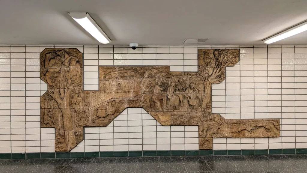Relief an einer gefliesten Wand im U-Bahnhof Tierpark in Berlin-Friedrichsfelde
