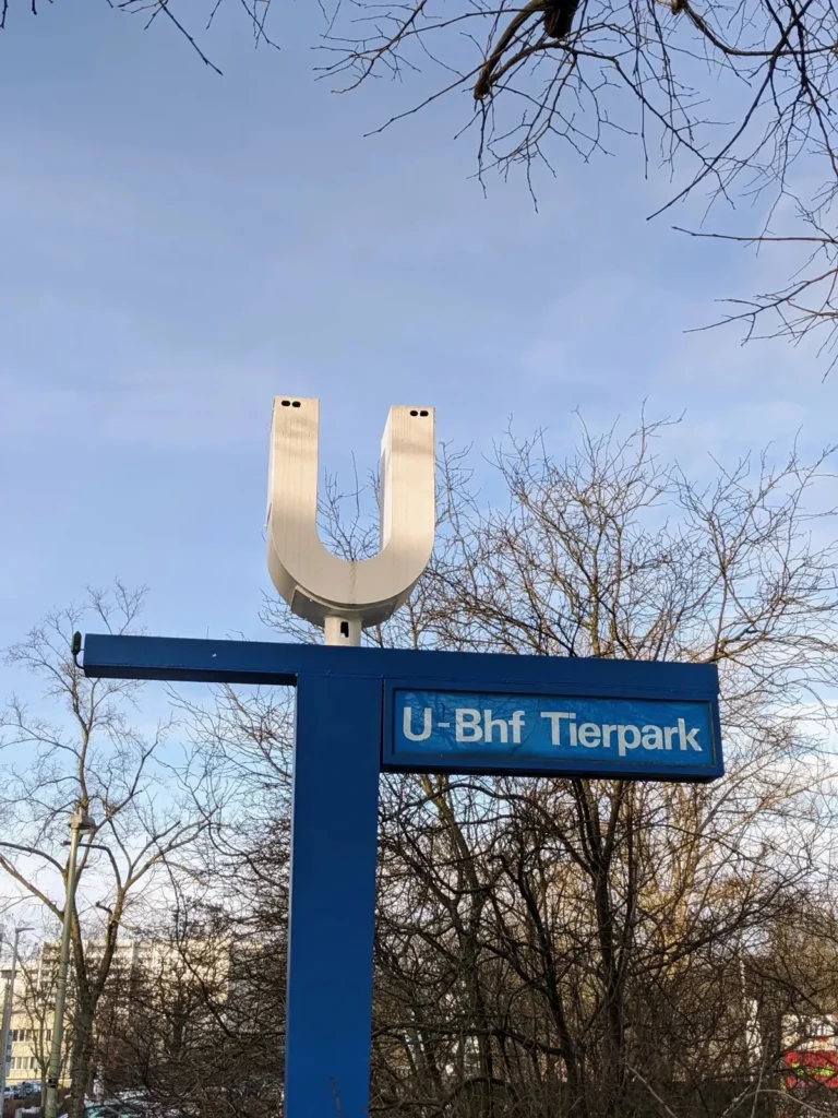 Schild mit U-Zeichen und der Aufschrift U-Bhf Tierpark in Berlin-Friedrichsfelde