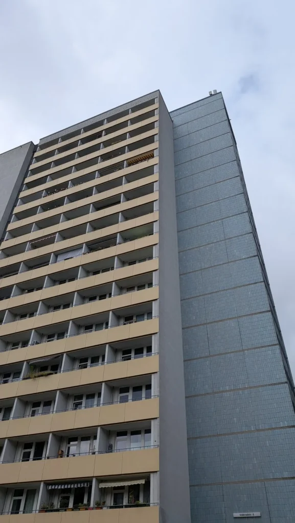 Hochhaus an der Volkradstraße in Berlin-Friedrichsfelde, Blick auf die gefliesten Seiten