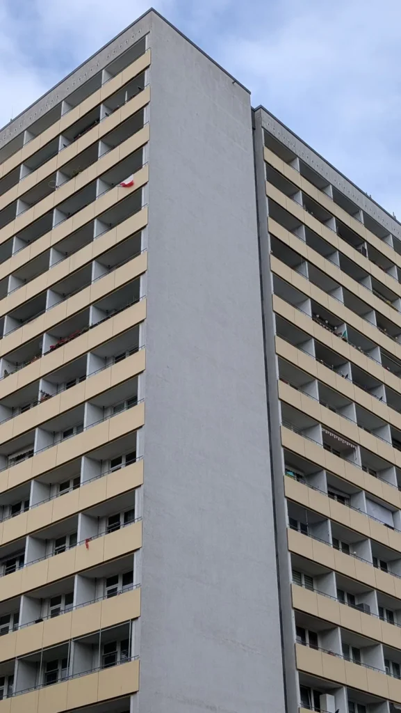 Hochhaus an der Volkradstraße in Berlin-Friedrichsfelde mit grauer Giebelwand und Balkonreihen