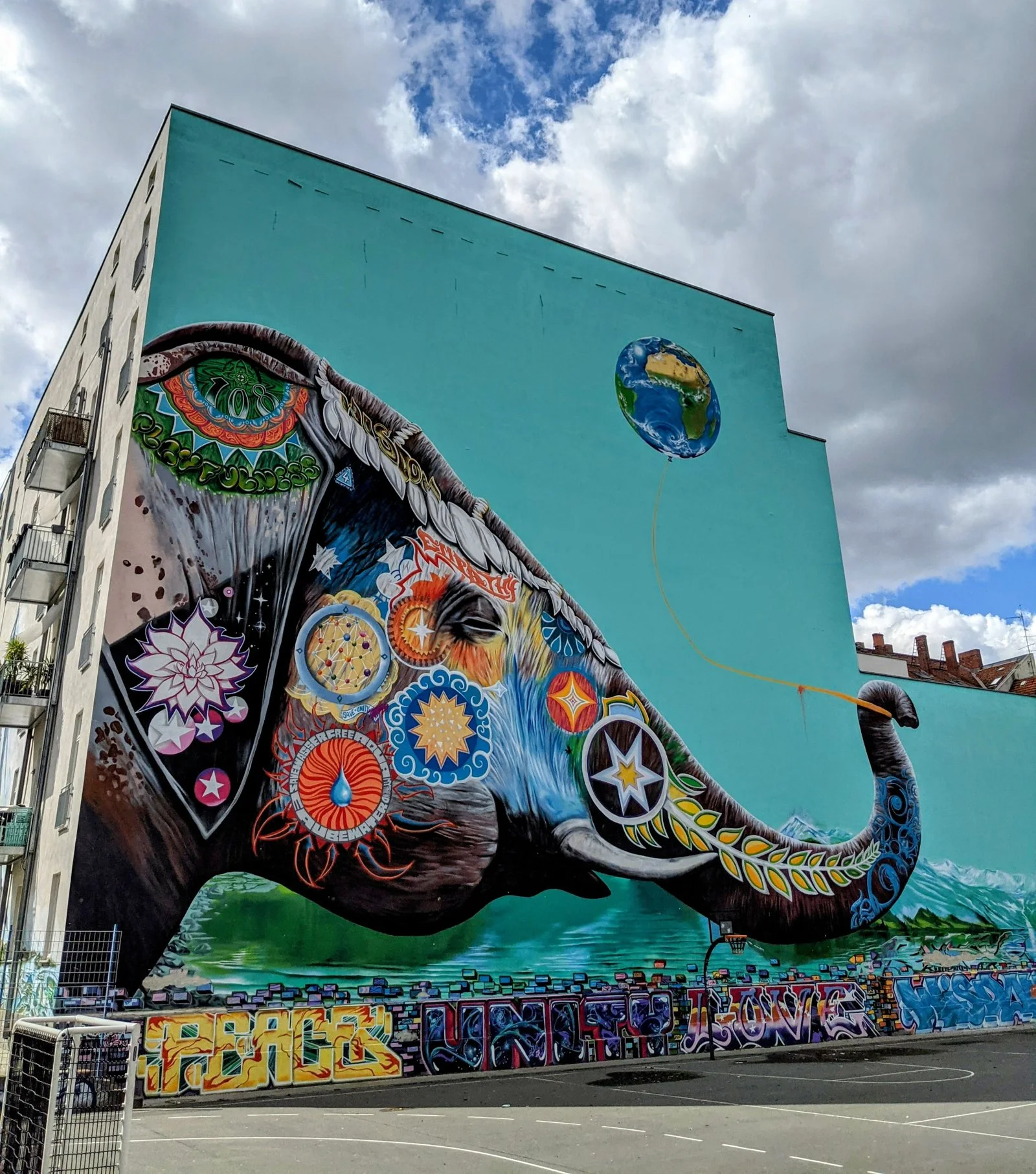 Jadore Tong: Elefant mit Erdballon an der Wilhelmstraße