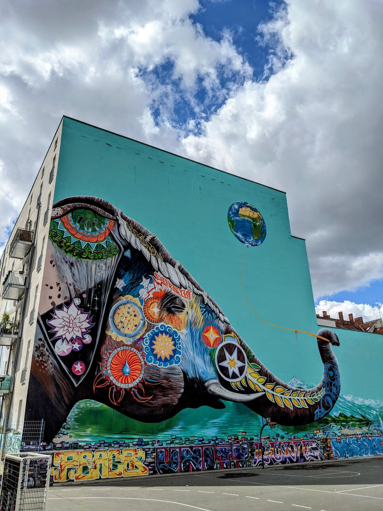 Jadore Tong: Elefant mit Erdballon an der Wilhelmstraße in Kreuzberg