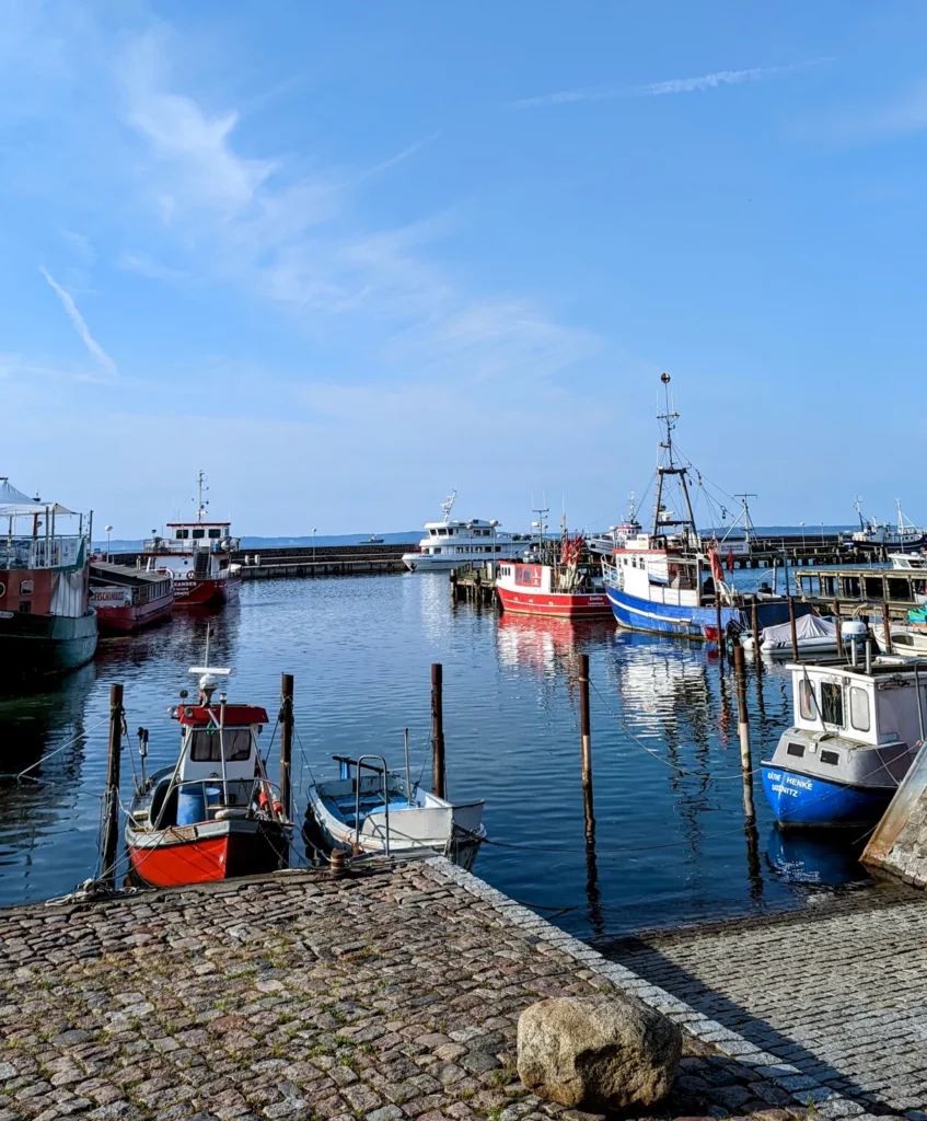 Fischerboote im Hafen von Sassnitz am Morgen