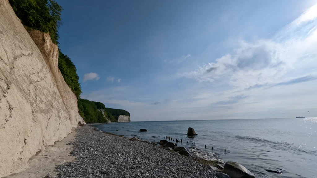 Hohe weiße Kreidewand über einem Kiesstrand nördlich von Sassnitz