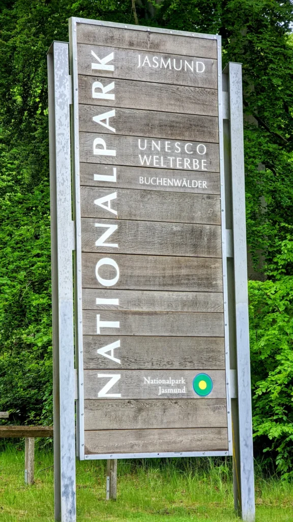 Holzschild Nationalpark Jasmund, UNESCO-Welterbe Buchenwälder, am Waldrand bei Sassnitz