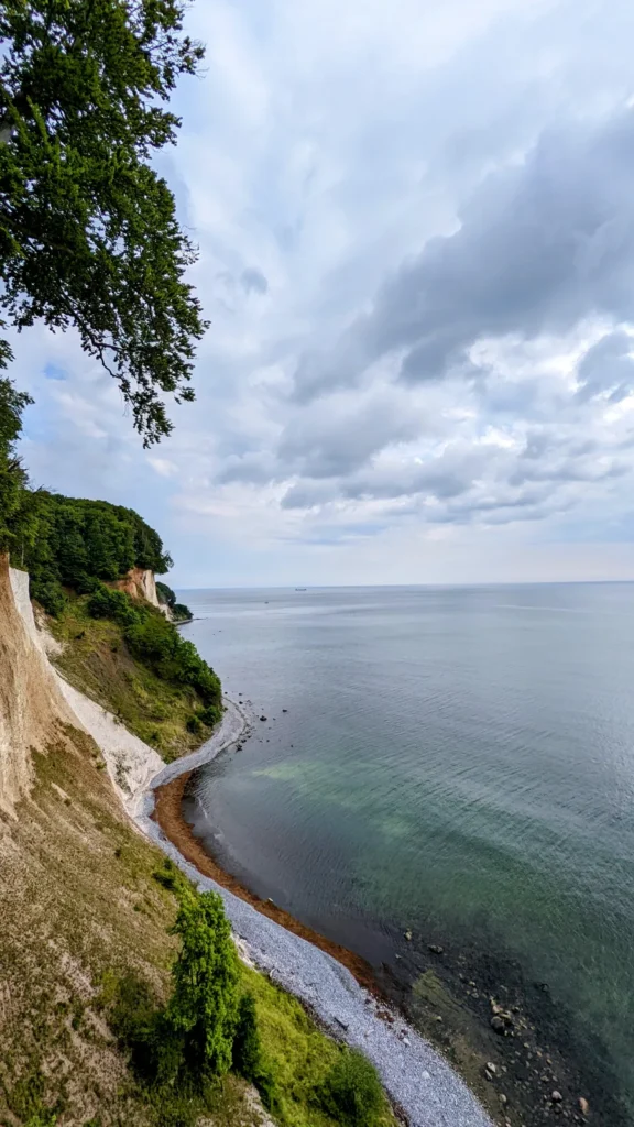 Steilküste am Kieler Ufer mit schmalem Strand und klarem Wasser