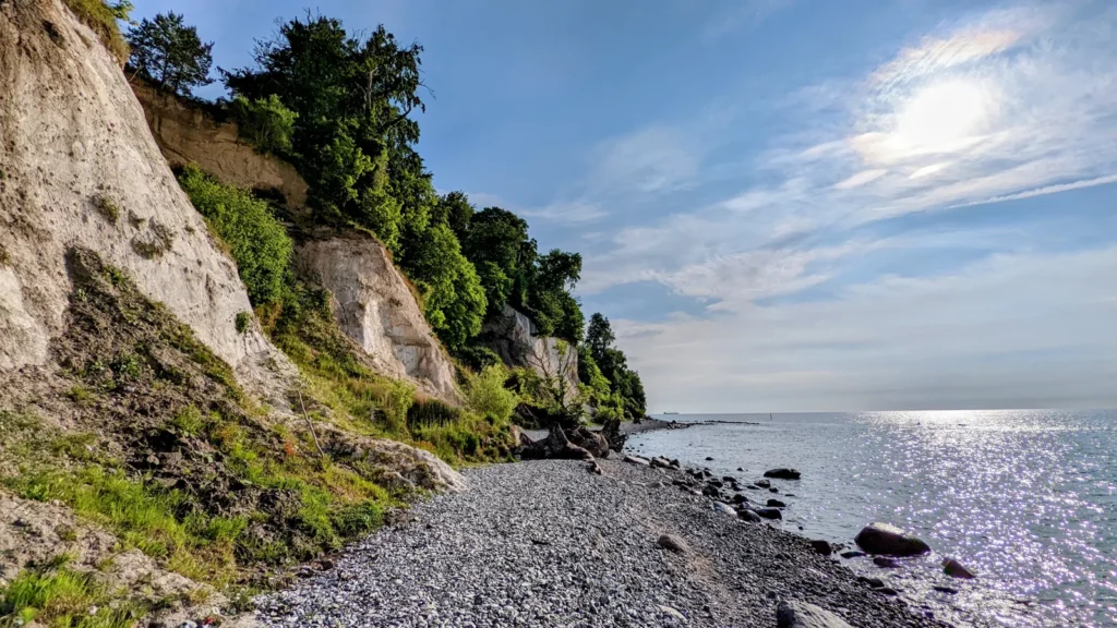 Kiesstrand unter der Kreideküste nördlich von Sassnitz mit bewachsenen Kreidehängen