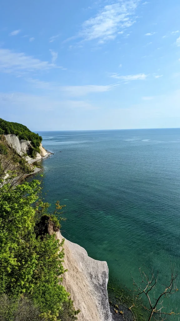 Blick von oben auf die Kreidefelsen an den Wissower Klinken und das türkise Wasser