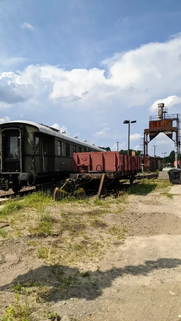 Abgestellte alte Eisenbahnwagen und ein Kran auf einem Bahngelände am Rand von Johannisthal