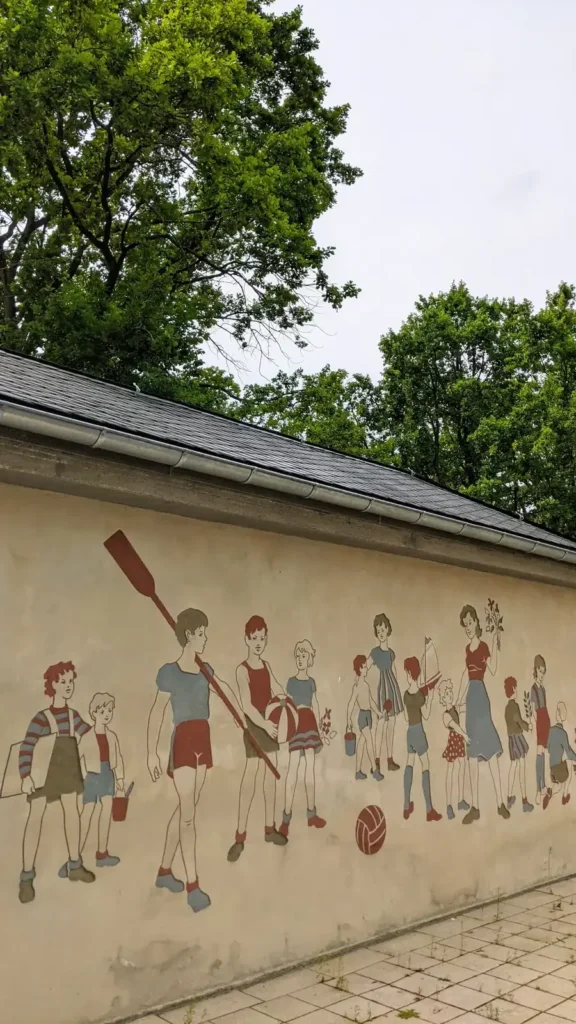 Wandbild mit spielenden Kindern an einer Mauer am früheren Kinderheim in der Königsheide in Johannisthal